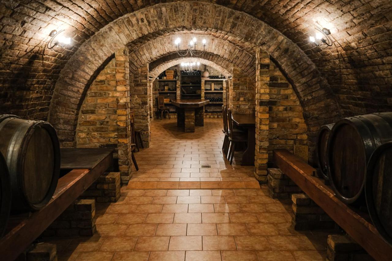 Sklep U Hrabalu Aparthotel Hustopeče Buitenkant foto
