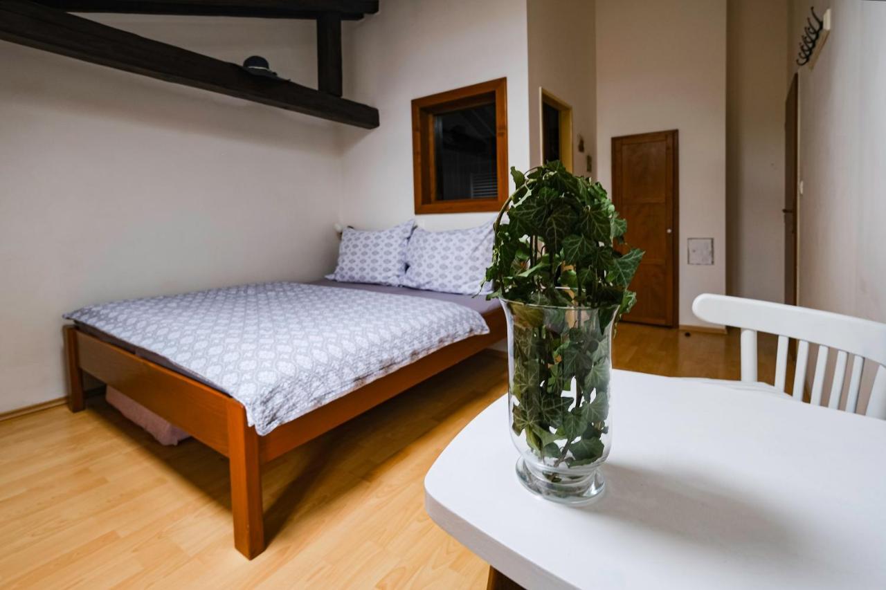 Sklep U Hrabalu Aparthotel Hustopeče Buitenkant foto